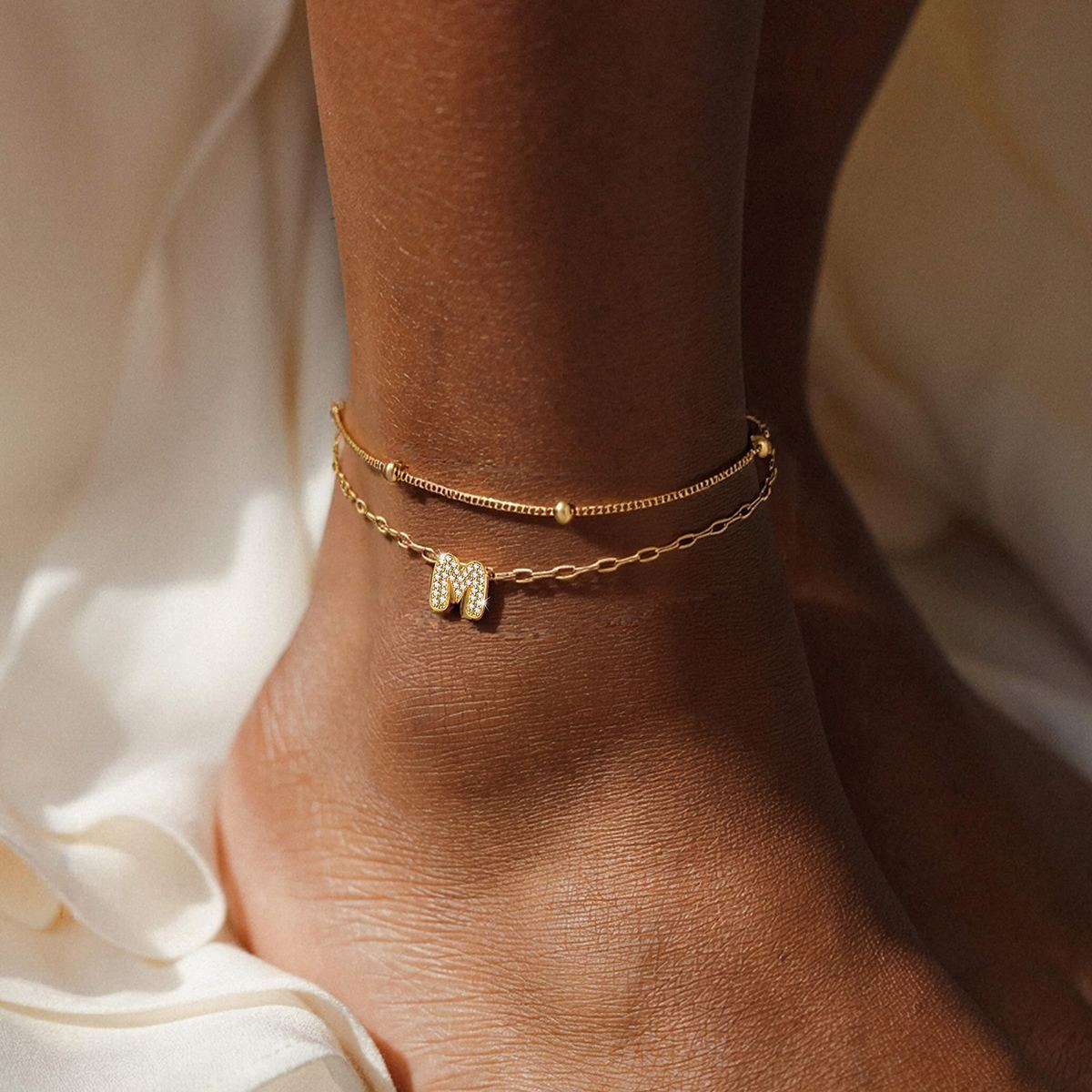 Bracelet de Cheville Double Chaîne à Perles et Initial Strass
