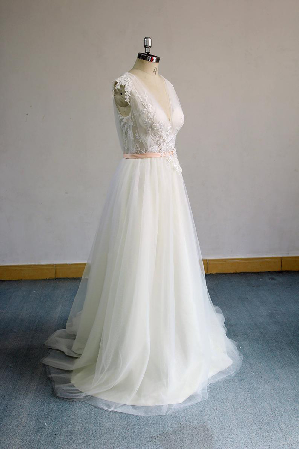 BMbridal Gorgeous V-neck Sleeveless A-line Wedding Dresses Champgne Tulle Bridal Gowns With Appliques On Sale-BMbridal