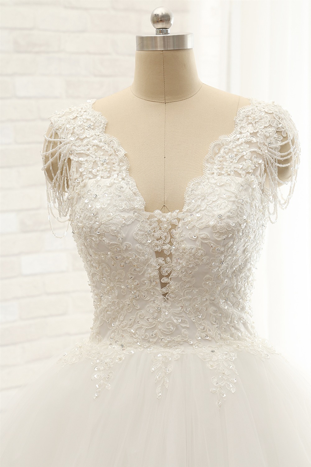 BMbridal Glamorous V neck Straps White Wedding Dresses With Appliques A line Sleeveless Tulle Bridal Gowns Online-BMbridal