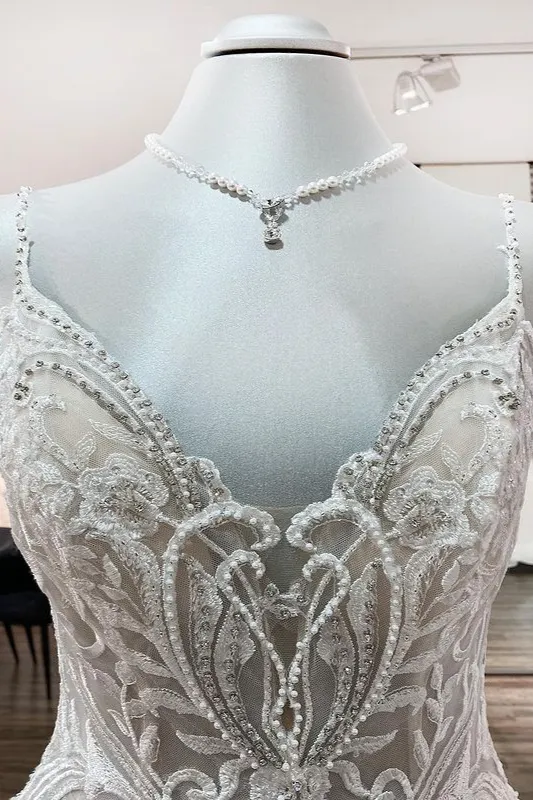 Glamorous Spaghetti-Straps Tulle Ball Gown V-Neck Wedding Dress with Lace Ruffles