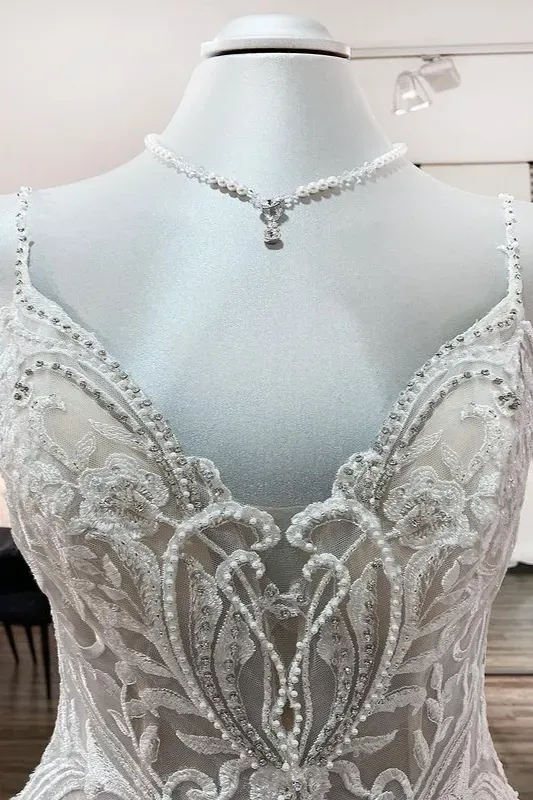 Glamorous Spaghetti-Straps Tulle Ball Gown V-Neck Wedding Dress with Lace Ruffles