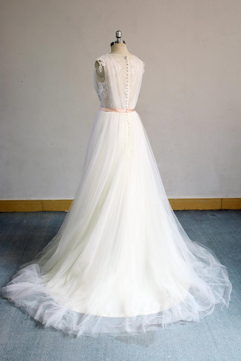 BMbridal Gorgeous V-neck Sleeveless A-line Wedding Dresses Champgne Tulle Bridal Gowns With Appliques On Sale-BMbridal