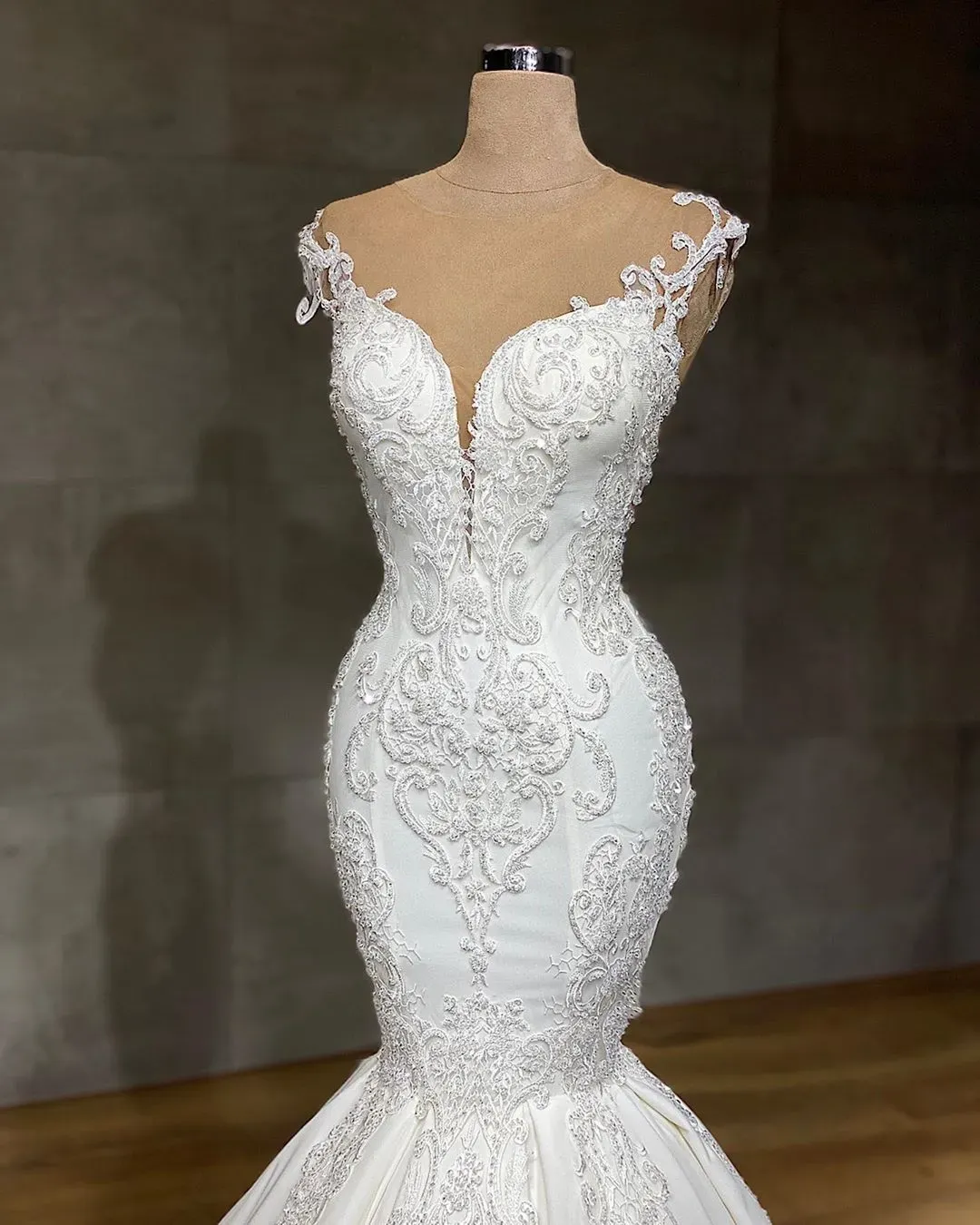 Beautiful V-Neck Sleeveless Lace Mermaid Wedding Dresses with Appliques