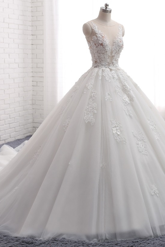 Romantic Train Long Sleeveless Tulle Wedding Dress with Appliques Lace