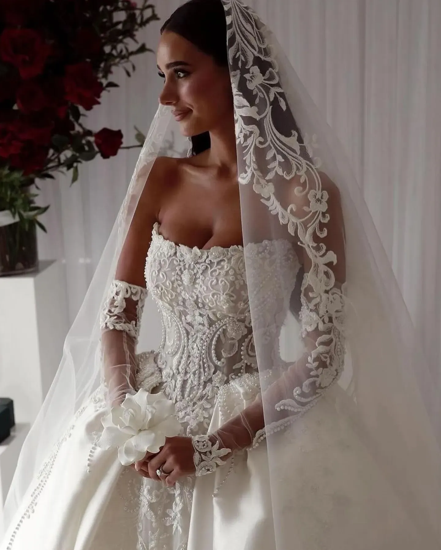 Arabic Lace Saudi Ball Gown Wedding Dress For Bride Strapless Pearls Satin Wedding Dresses Ruffle Dubai R Bridal Gowns Plus Size