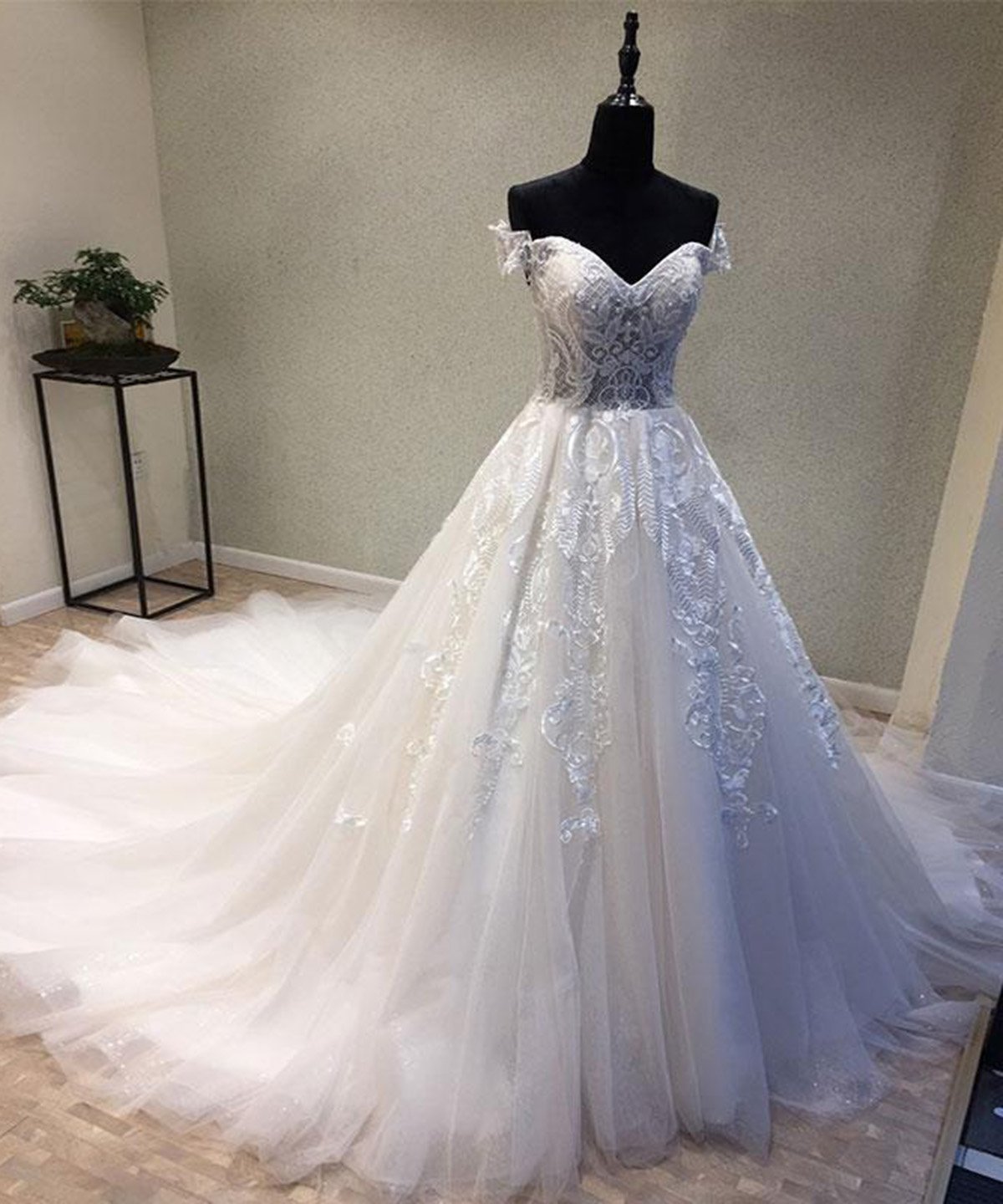 BMbridal Glamorous Sweetheart Sleeveless Wedding Dress Off Shoulder Sweep Train Bridal Gowns On Sale