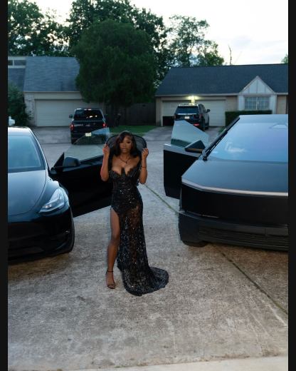 Obsidian Swan 3D Sculpted Mermaid Gown – Sheer Lace & High Slit