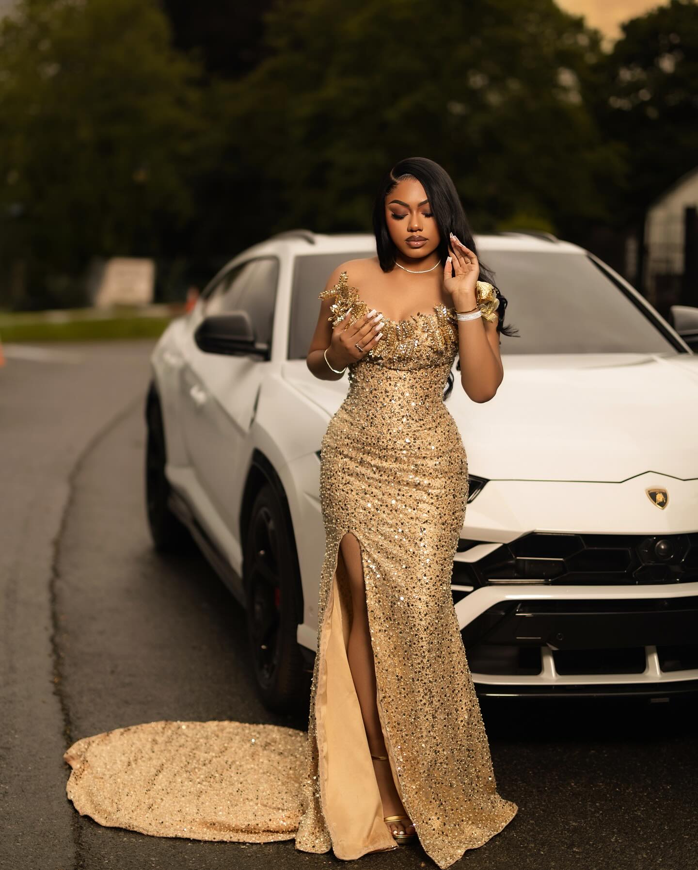 Luxury 24K Gold Sequin Prom Dress – Sculptural 3D Floral Neckline Mermaid Gown with High Slit & Circular Train | 2026 High-Octane Evening Wear