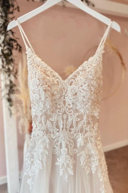 Stunning Sweetheart Tulle A-Line Spaghetti-Straps Wedding Dress with Appliques Lace