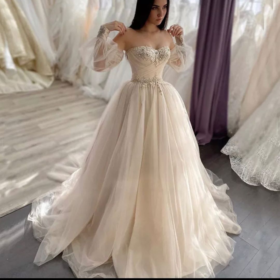 Romantic Lace Sweetheart Long Sleeve Backless Appliques Wedding Dress with Crystal Tulle A-Line
