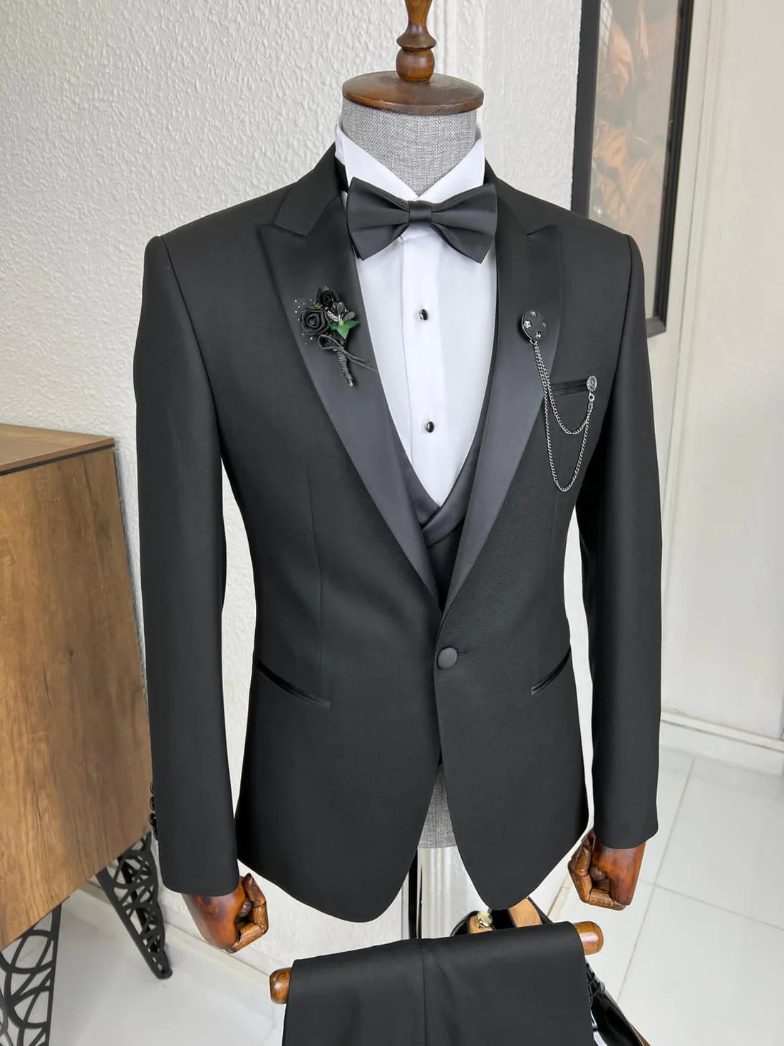 Formal Black Peaked Lapel Three Pieces Business Suits For Men-BMbridal