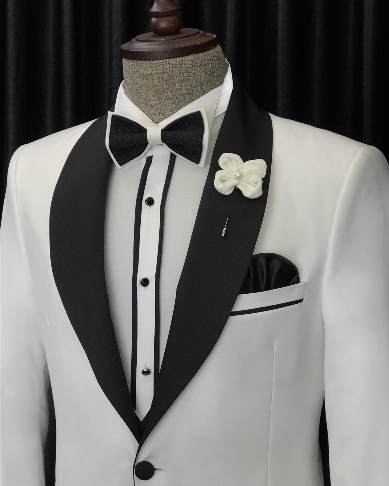 Chic White Three Pieces Slim Fit Wedding Groom Suits-BMbridal