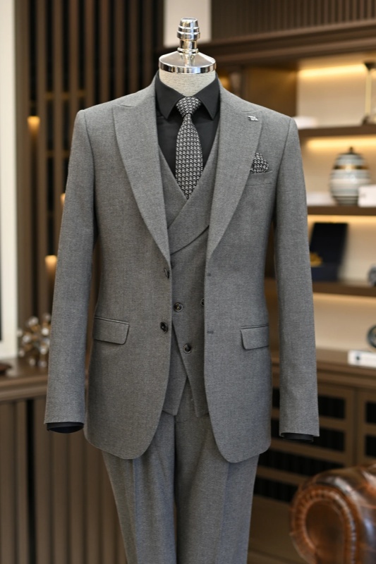 Gray Peaked Lapel Three Pieces Business Men Suits-BMbridal