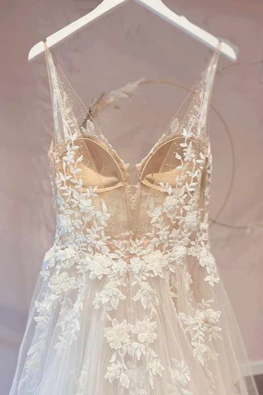 Bmbridal V-Neck Sleeveless Wedding Dress Lace Appliques Long-BMbridal