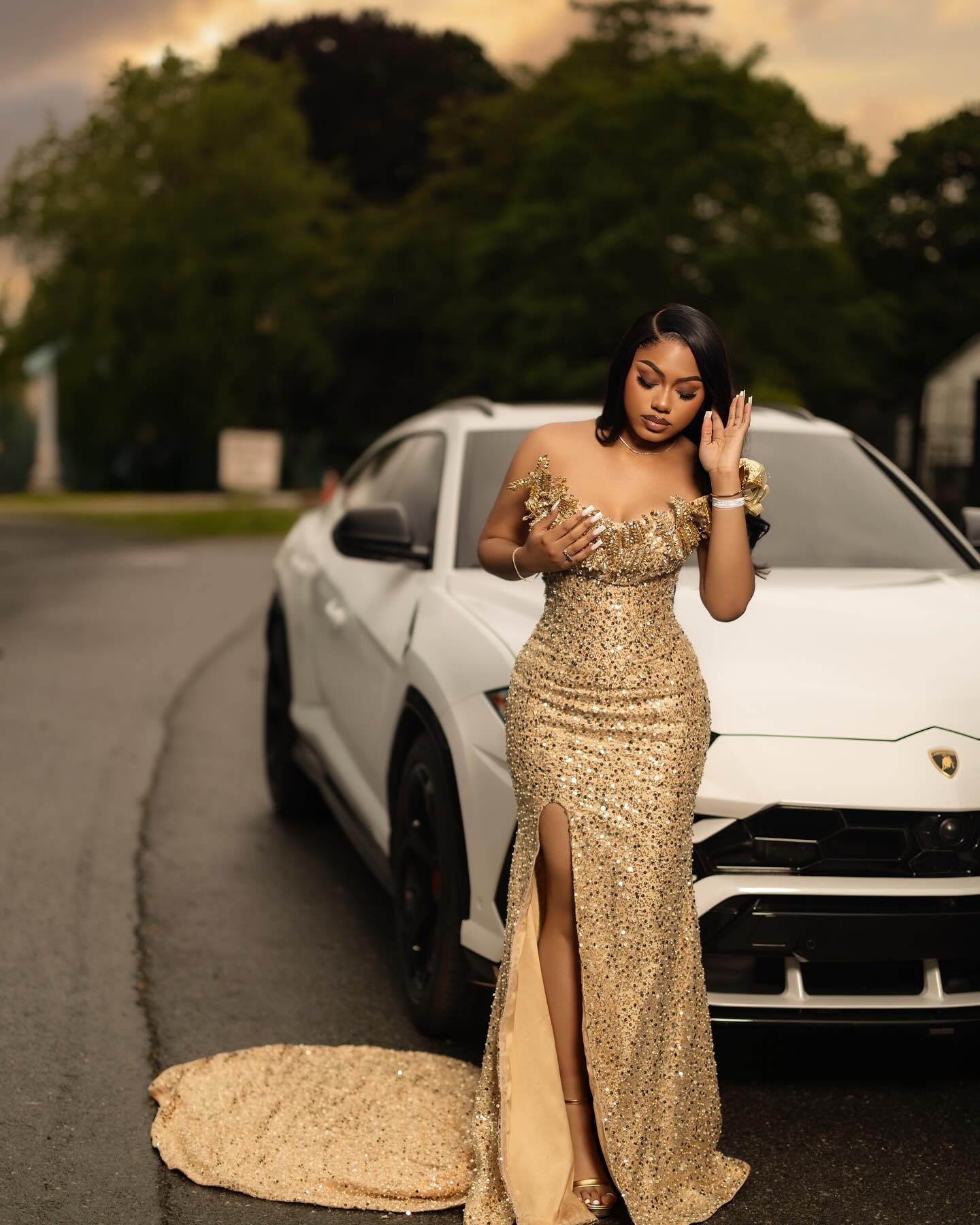 Luxury 24K Gold Sequin Prom Dress – Sculptural 3D Floral Neckline Mermaid Gown with High Slit & Circular Train | 2026 High-Octane Evening Wear