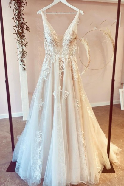 Popular Floor-Length Tulle A-Line Deep V-Neck Wedding Dress with Floral Lace