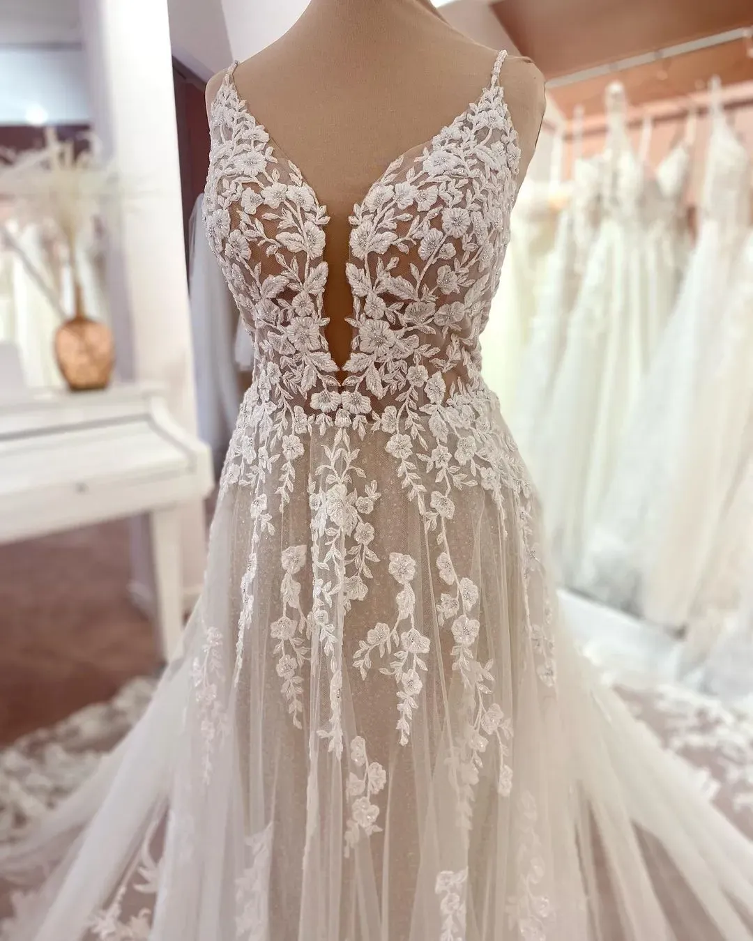 Chic A-Line V-Neck Sleeveless Long Floral Lace Wedding Dresses with Tulle Boho