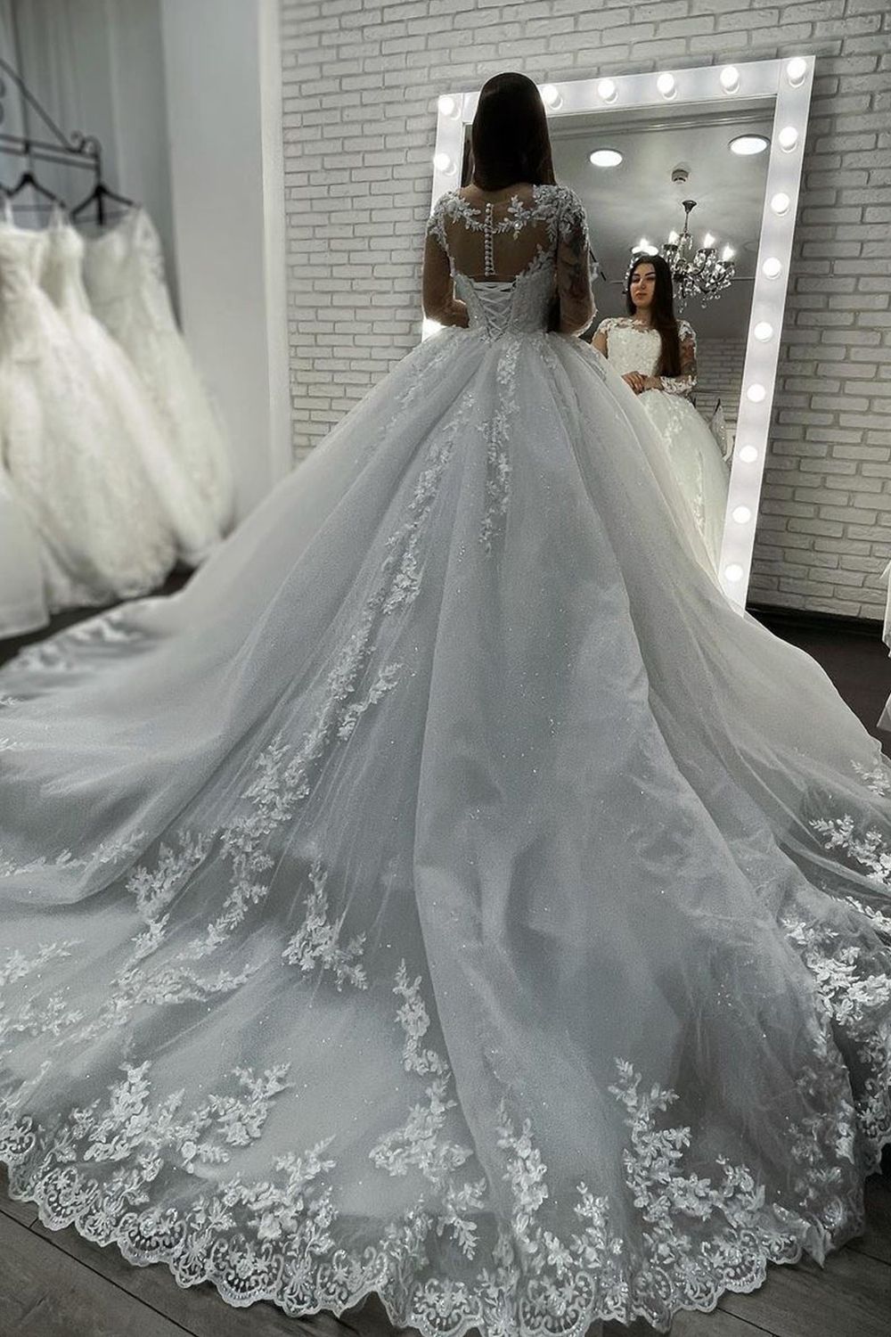 Chic Ball Gown Long Sleeves Sheer Tulle Wedding Dress with Appliques