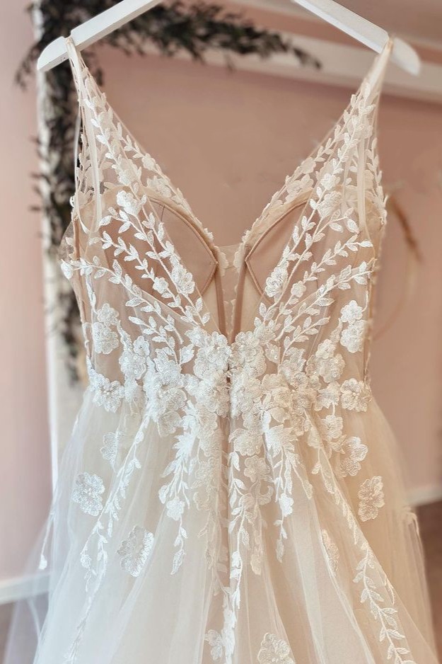 Vintage A-Line Backless Spaghetti-Straps V-Neck Wedding Dress Tulle with Appliques Lace