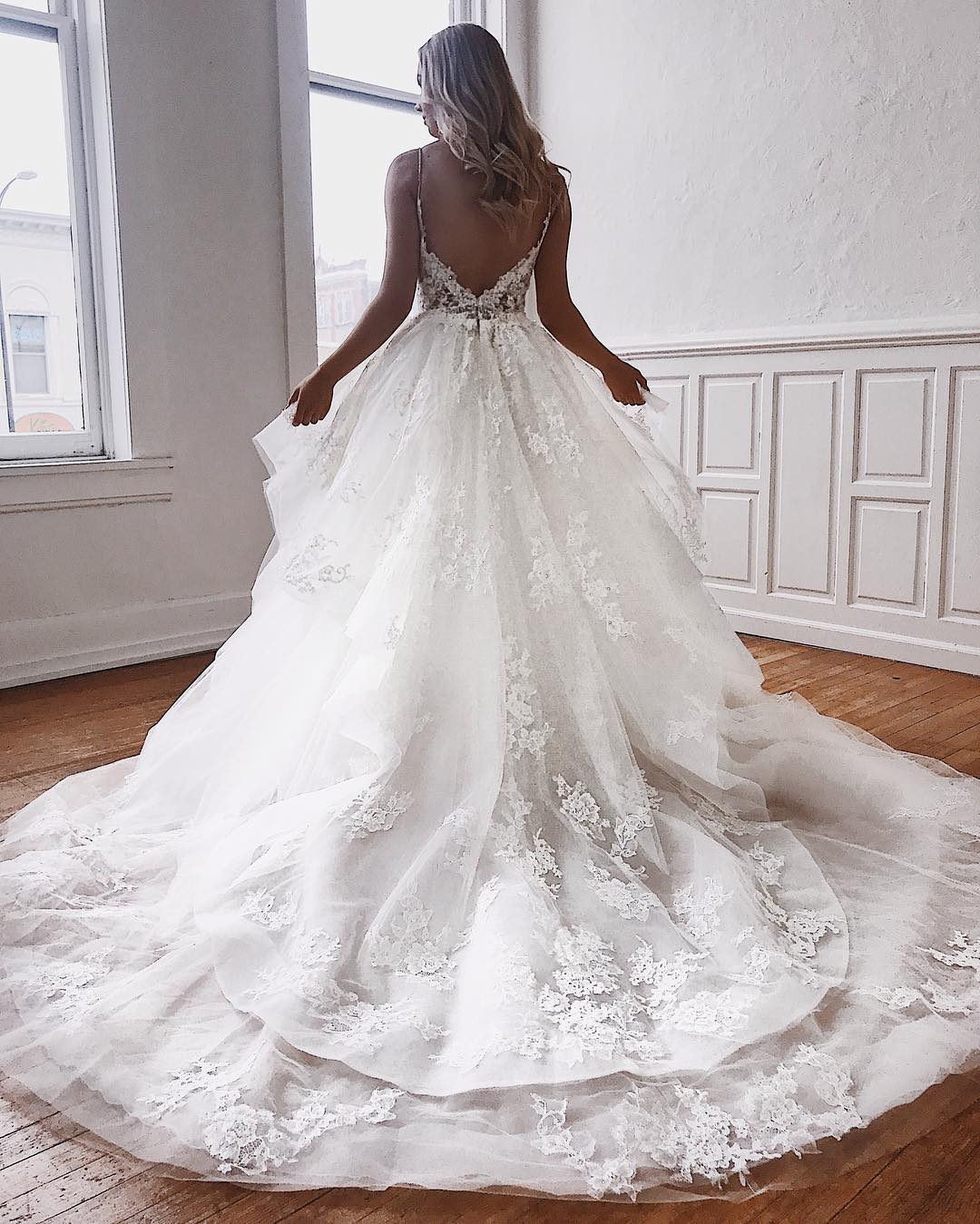 Modern Lace Appliques A-Line Wedding Dresses with Spaghetti-Straps
