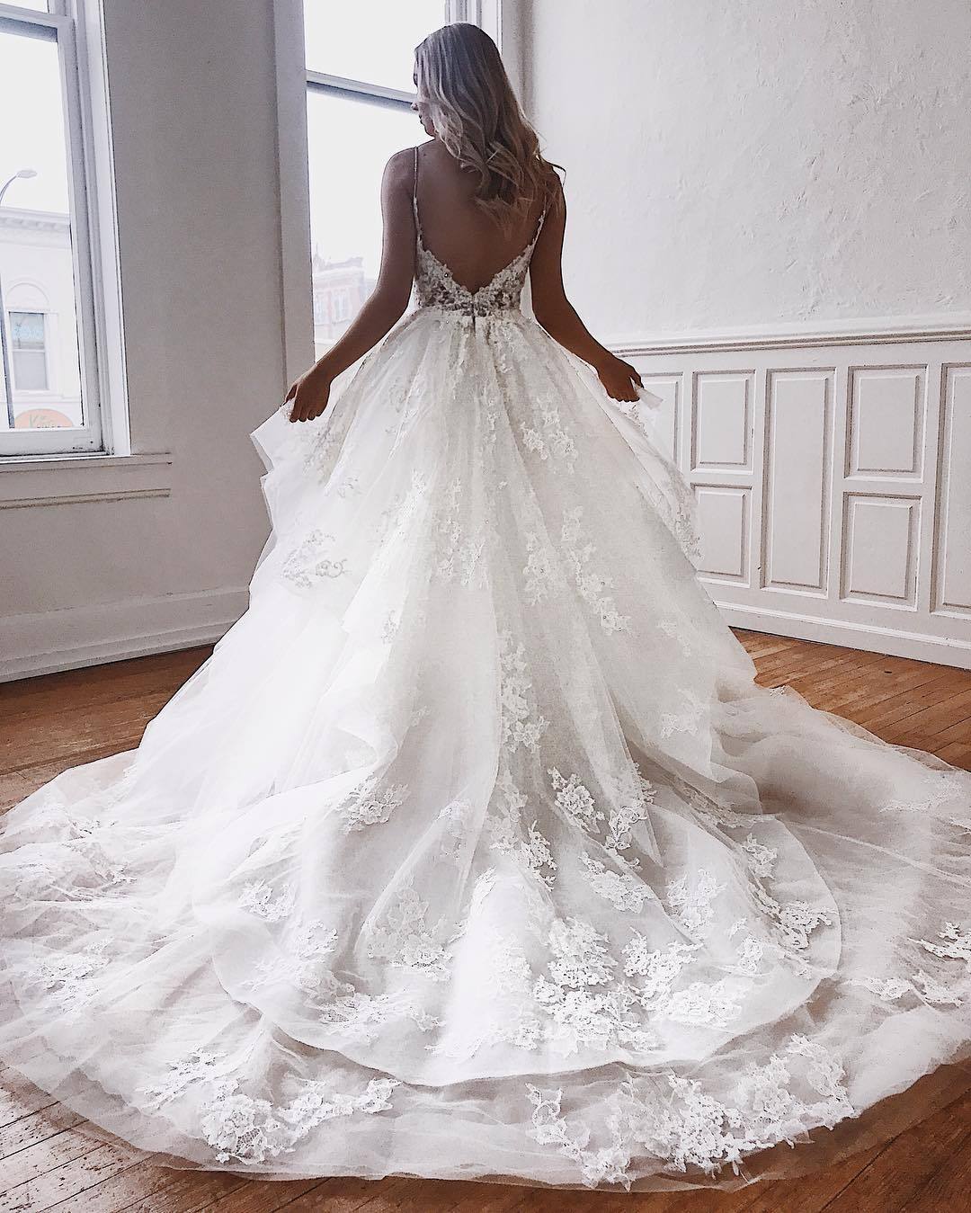 Modern Lace Appliques A-Line Wedding Dresses with Spaghetti-Straps