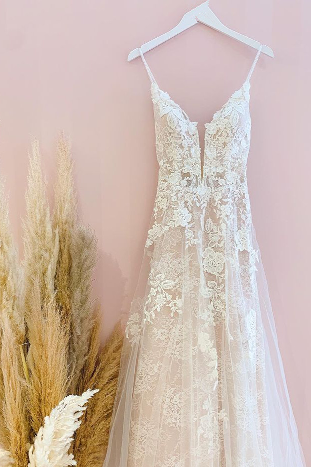 Romantic A-Line Tulle Spaghetti Straps Wedding Dress with Appliques Lace