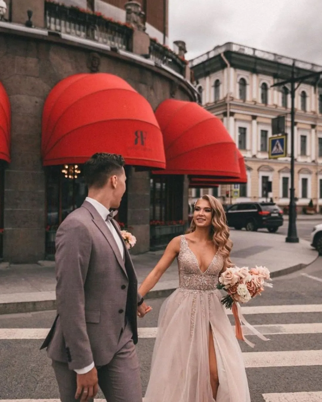 Classy A-Line V-Neck Tulle Lace Long Boho Wedding Dress with Slit Appliques