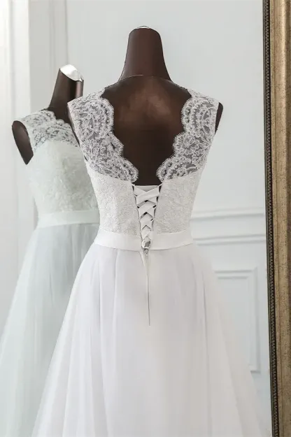 Classic Tulle Long A-Line Jewel Wedding Dress with Appliques Lace