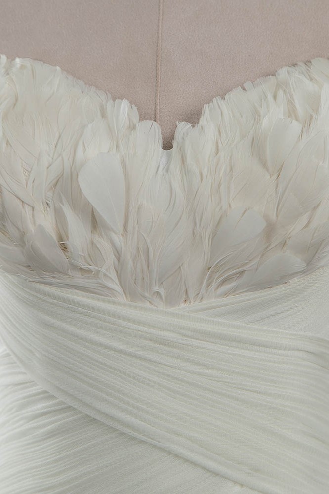 BMbridal Chic Strapless Sweetheart Ivory Wedding Dresses Ruffles Tulle Sleeveless Bridal Gowns with Feather-BMbridal