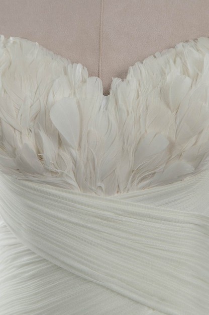 BMbridal Chic Strapless Sweetheart Ivory Wedding Dresses Ruffles Tulle Sleeveless Bridal Gowns with Feather-BMbridal