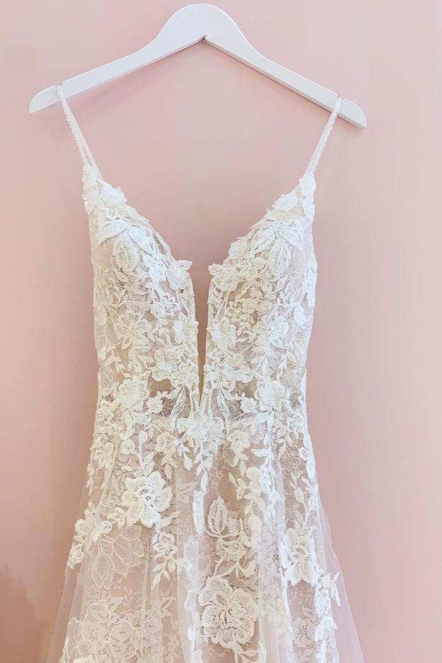 Romantic A-Line Tulle Spaghetti Straps Wedding Dress with Appliques Lace