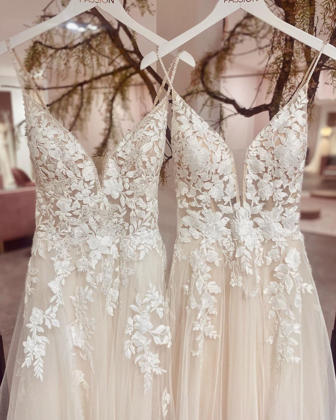 Classic V-Neck A-Line Tulle Spaghetti-Straps Wedding Dress with Appliques Lace