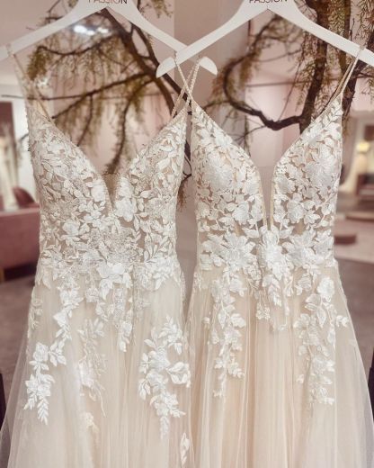 Classic V-Neck A-Line Tulle Spaghetti-Straps Wedding Dress with Appliques Lace