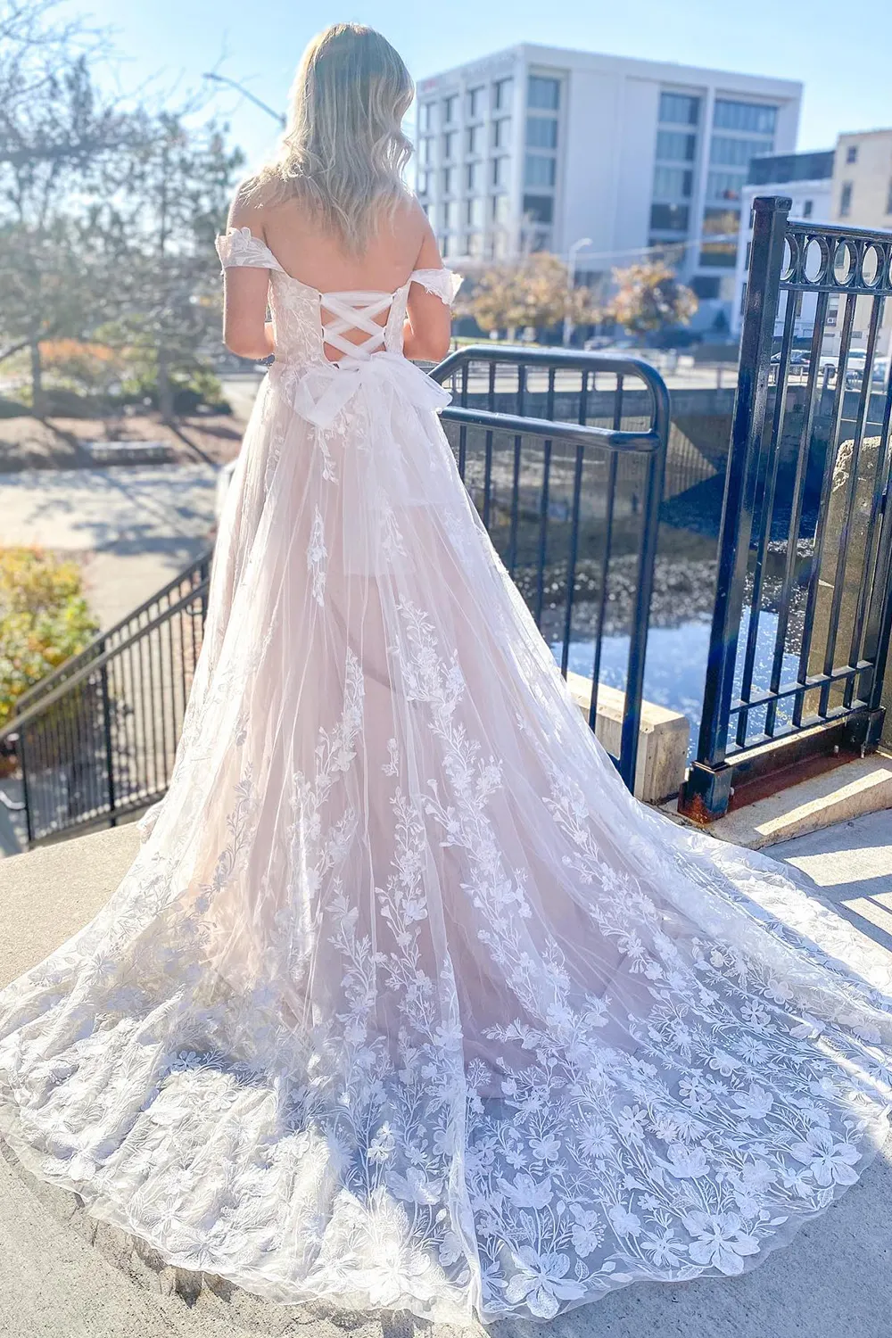 Elegant Sweetheart A-Line Train Off-the-Shoulder Wedding Dress with Tulle Appliques Lace