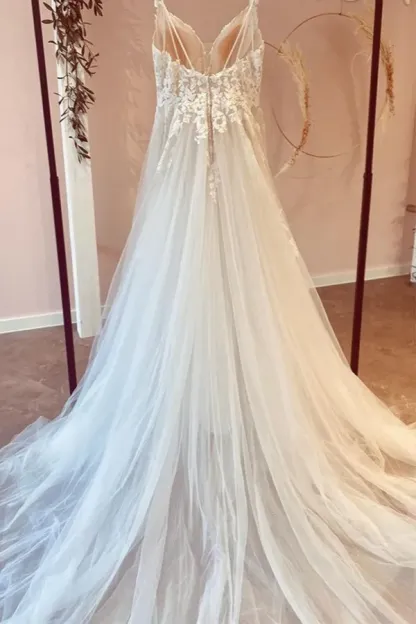 Vintage Lace Floor-Length Sweetheart Appliques A-Line Wedding Dress with Ruffles Tulle