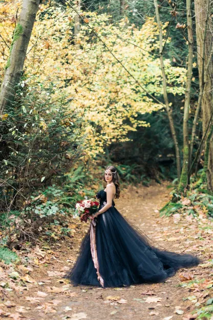Modern Strapless Tulle Long Black A-Line Wedding Dress with Appliques Lace