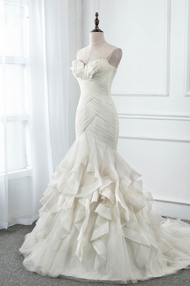 BMbridal Chic Strapless Sweetheart Ivory Wedding Dresses Ruffles Tulle Sleeveless Bridal Gowns with Feather-BMbridal
