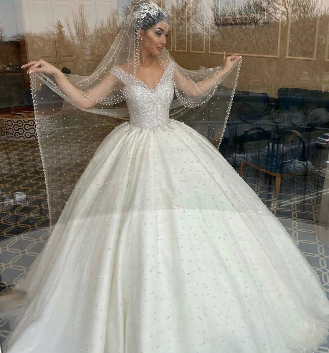 Elegant Ball Gown Sweetheart Off-the-Shoulder Backless Wedding Dress with Tulle Pearl Beading Ruffles