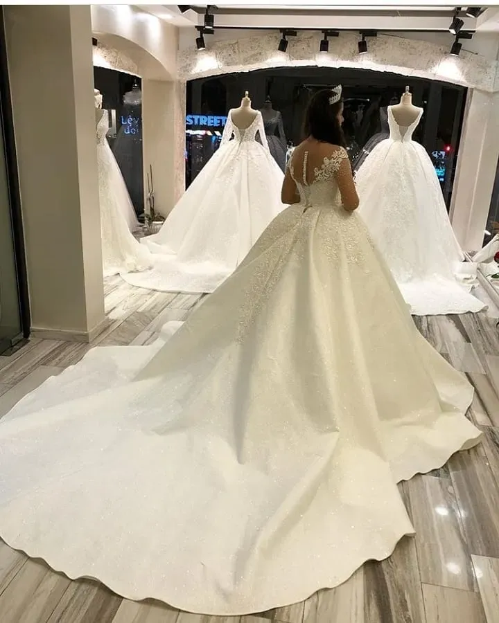 Glamorous Long Sleeves Sweetheart Satin Princess Wedding Dress with Appliques