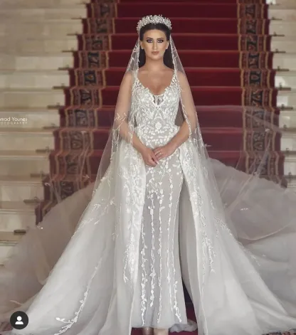 Chic Lace Long Mermaid V-Neck Tulle Wedding Dress with Detachable Train
