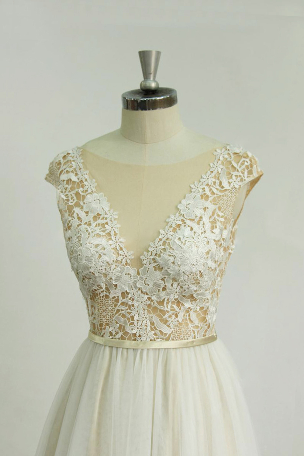 BMbridal Elegant Jewel Tulle Lace Wedding Dress Sleeveless Appliques Bridal Gowns On Sale