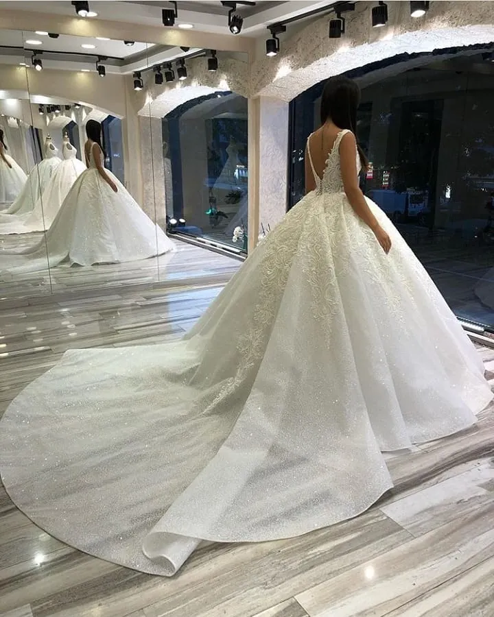 Stunning Spaghetti-Straps Sequins Backless Ball Gown Sweetheart Wedding Dress with Appliques Lace