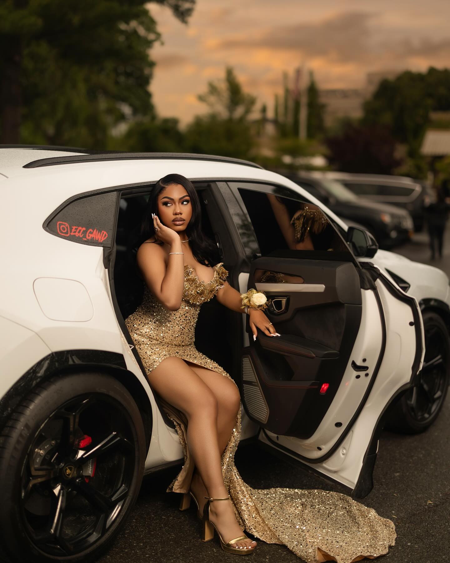 Luxury 24K Gold Sequin Prom Dress – Sculptural 3D Floral Neckline Mermaid Gown with High Slit & Circular Train | 2026 High-Octane Evening Wear