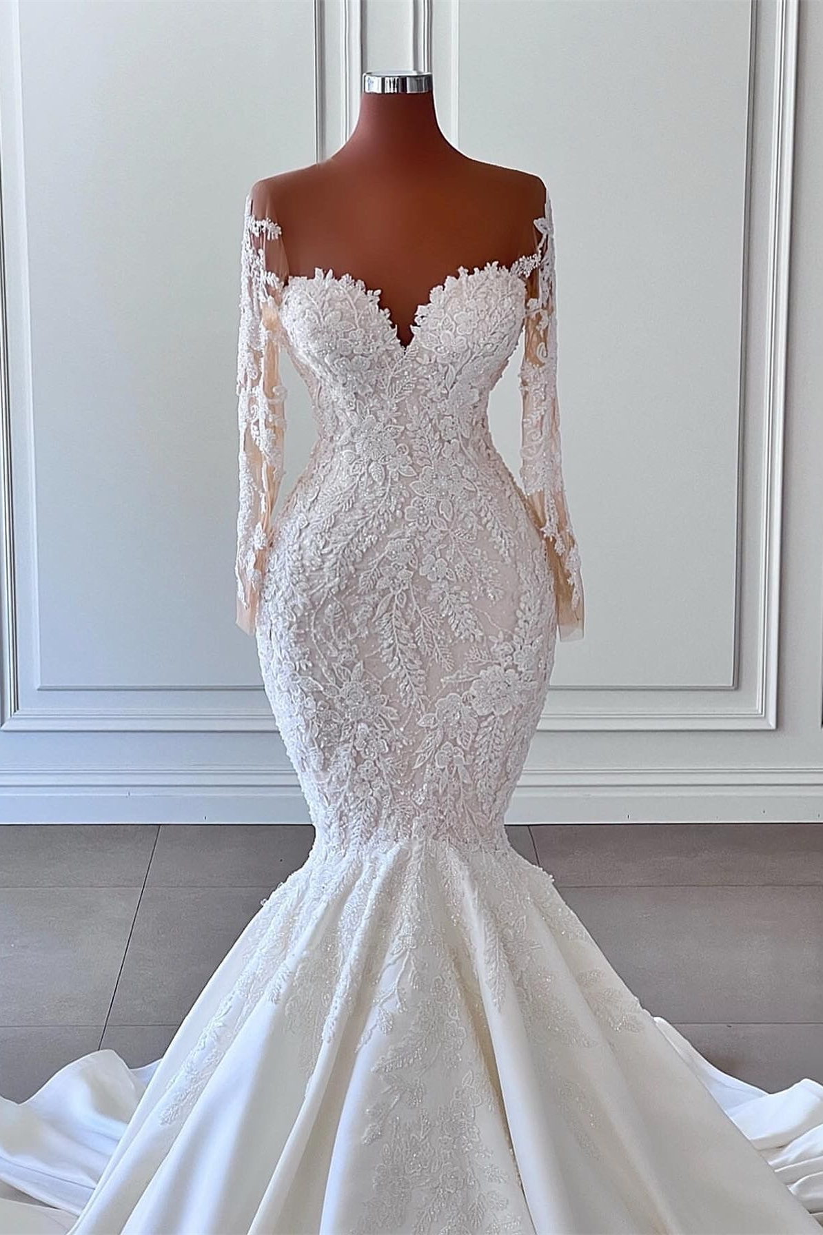 Sweetheart Mermaid Long Sleeves Wedding Dress with Applique