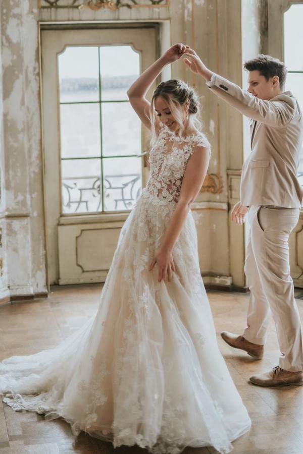Chic Boho A-Line Tulle Long Wedding Dress with Lace Appliques