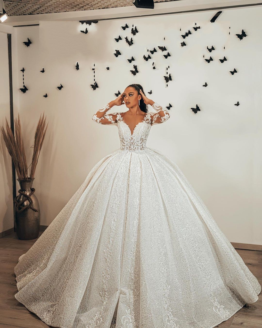 Romantic Sweetheart Long Sleeves Ball Gown Wedding Dress Ruffles with Appliques Lace Sequins