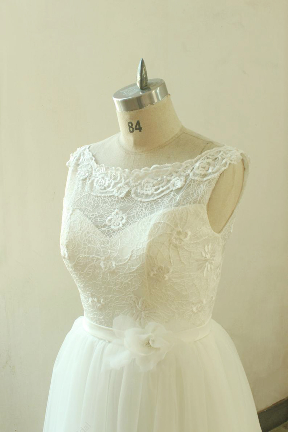 BMbridal Gorgeous A-line White Lace Tulle Wedding Dress Sleeveless Appliques Bridal Gowns On Sale