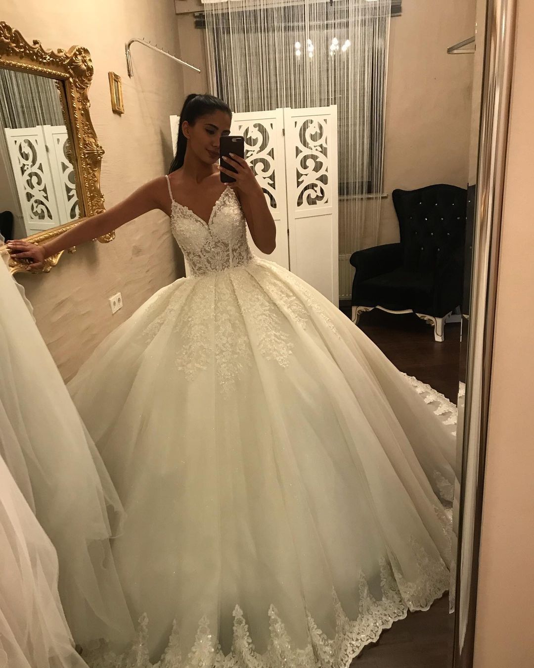 Classic V-Neck Floor-Length Ball Gown Spaghetti-Straps Wedding Dress Appliques Lace with Tulle