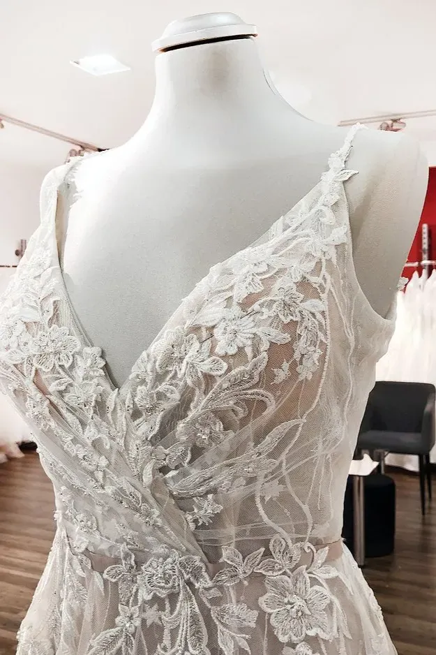 Sexy Backless Long A-Line Lace Wedding Dresses with Tulle V-Neck