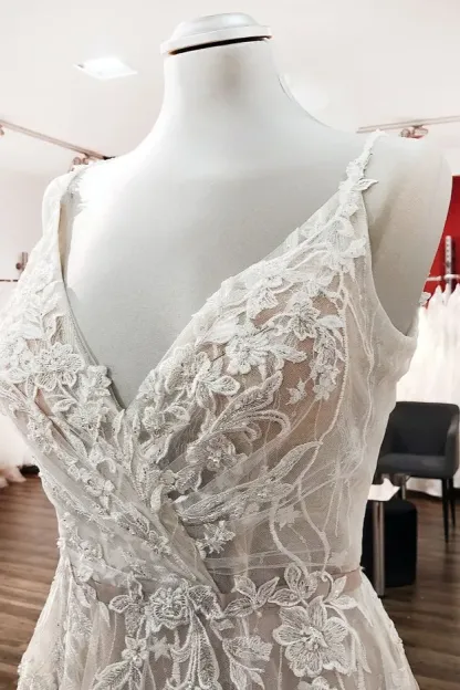 Sexy Backless Long A-Line Lace Wedding Dresses with Tulle V-Neck